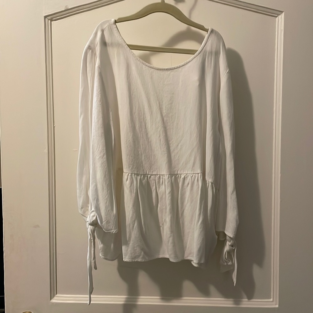 Peplum white flowy top, top shop size 4